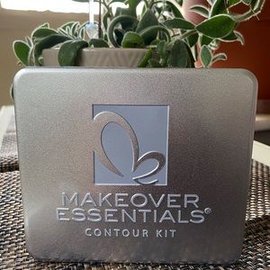 Makeover Essentials contour kit